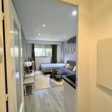 Apartman Charming Near The Old Port - *